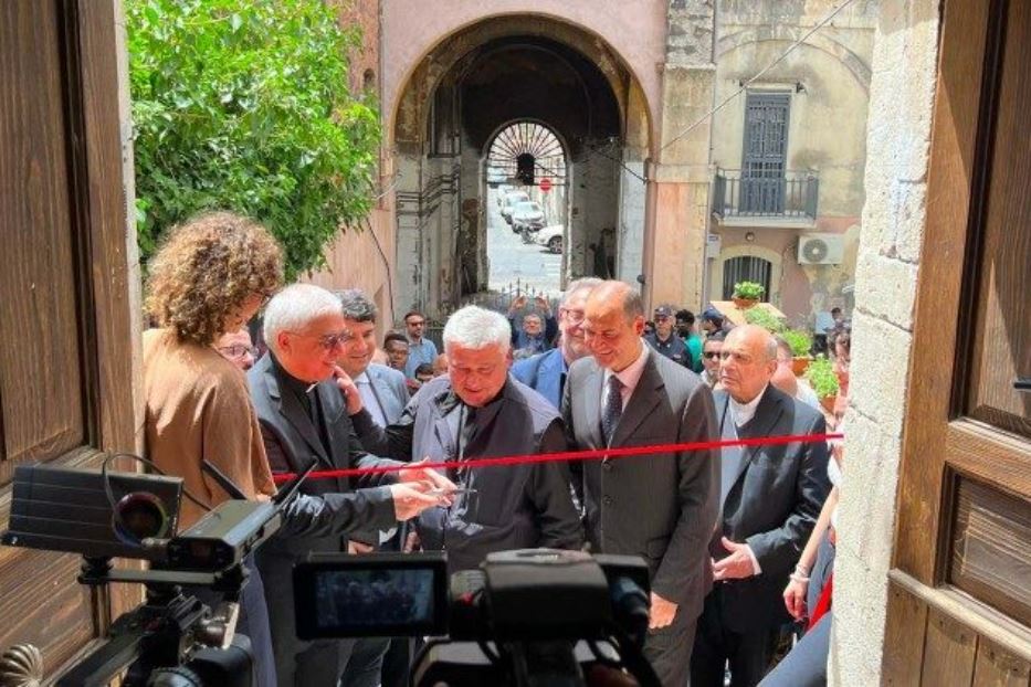 Il taglio del nastro per l'inaugurazione della lavanderia di Papa Francesco a Catania
