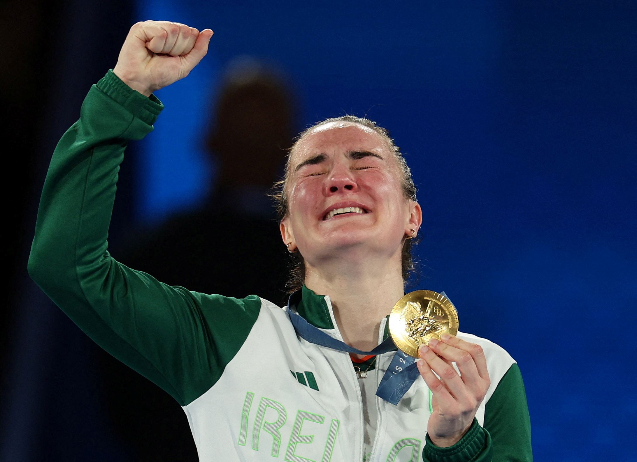 L'irlandese Kellie Harrington con la medaglia d'oro vinta nella boxe, categoria 60 kg