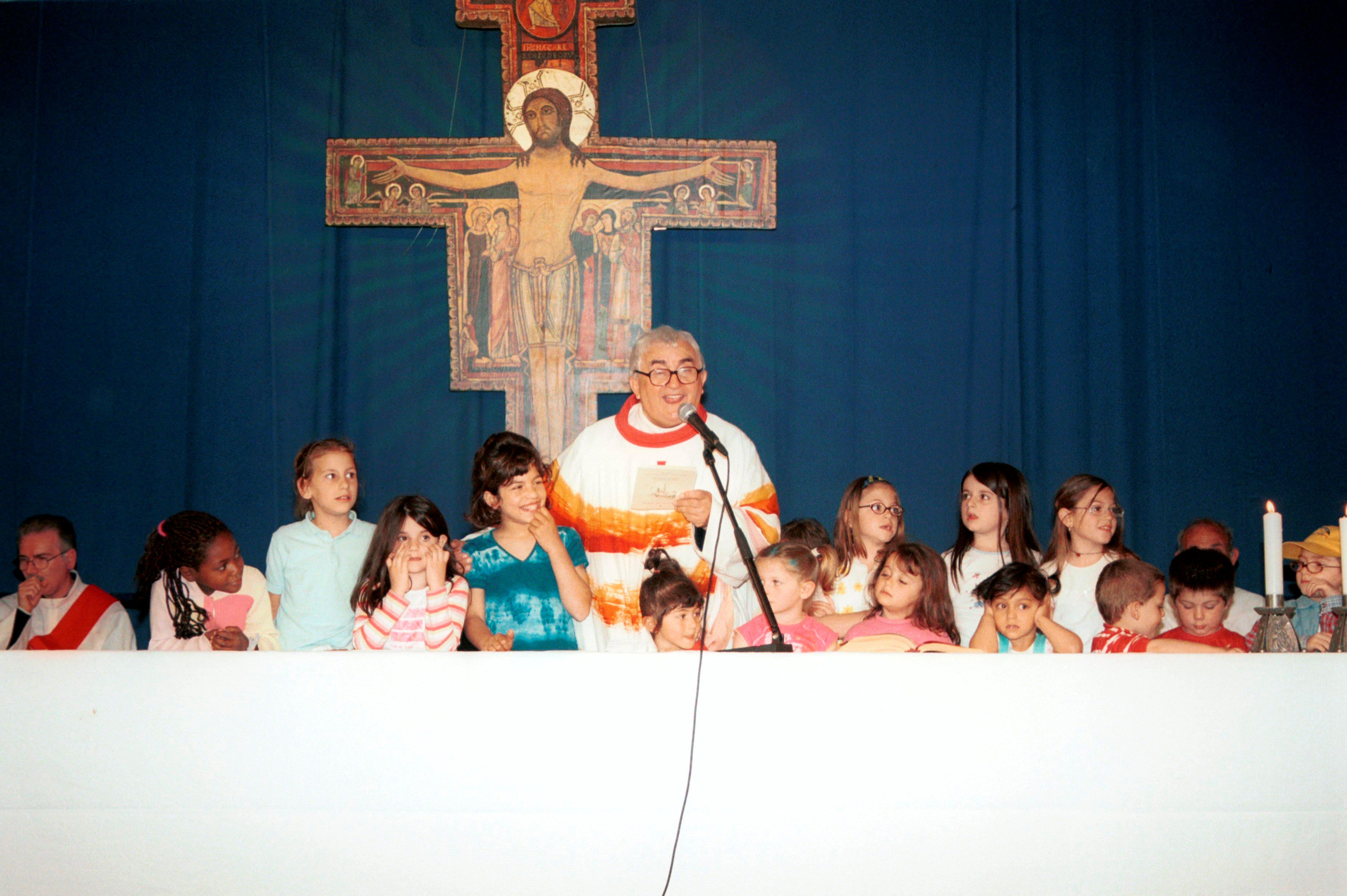 Don Oreste tra i bambini alla Messa