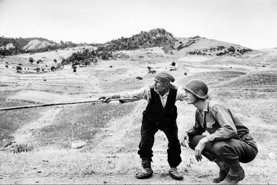 Contadino siciliano indica a un ufficiale americano la direzione presa dai tedeschi, vicino Troina, Italia, agosto 1943