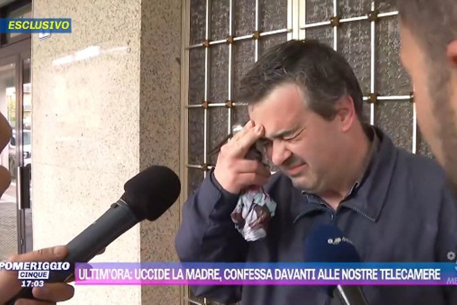 Lorenzo Carbone confessa di aver ucciso la madre davanti alle telecamere