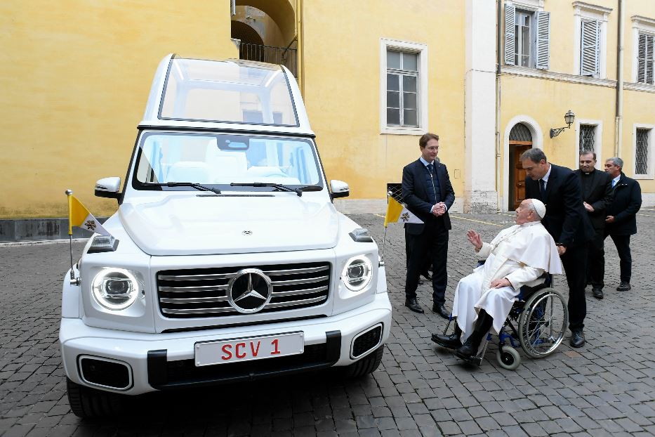 Francesco riceve da Mercedes la prima Papamobile elettrica