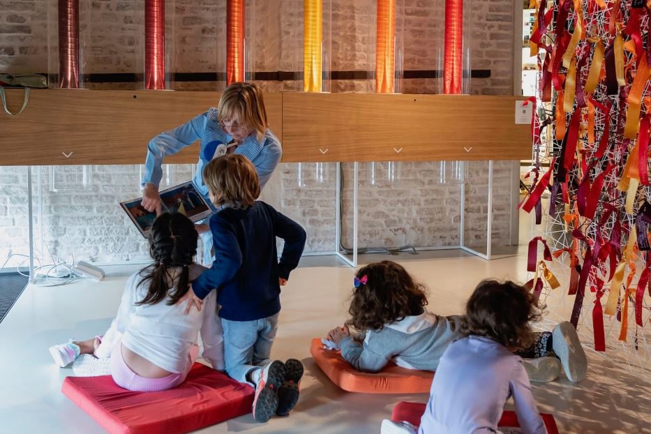 Laboratorio per bambini all’interno degli spazi della fondazione Human Safety Net, fondazione creata da Generali