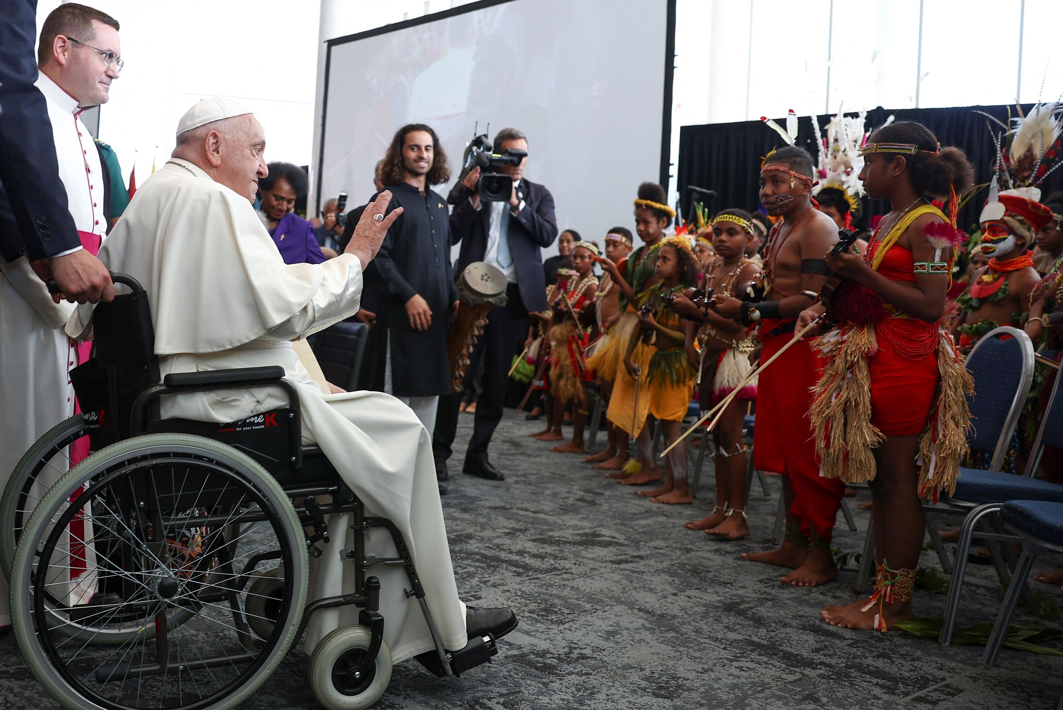 Il Papa saluta un gruppo di bambini in abiti tradizionali di Papua Nuova Guinea