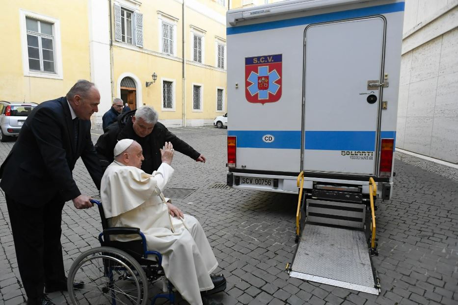 Papa Francesco benedice il camper sanitario che l'elemosiniere pontificio sta portando in Ucraina