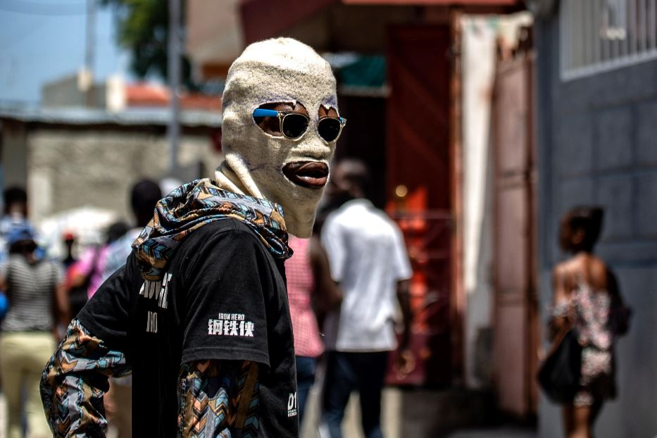 Un miliziano di una gang criminale nel quartiere di Solino a Port-au-Prince