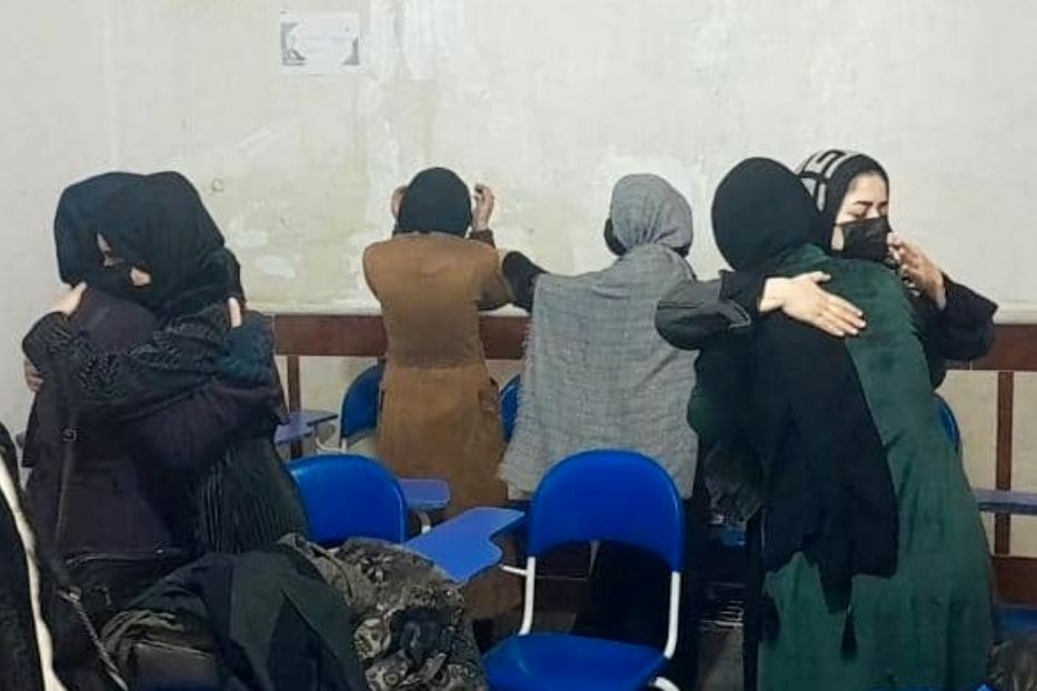 La disperazione delle ragazze di Herat alla notizia della chiusura delle scuole di ostetricia