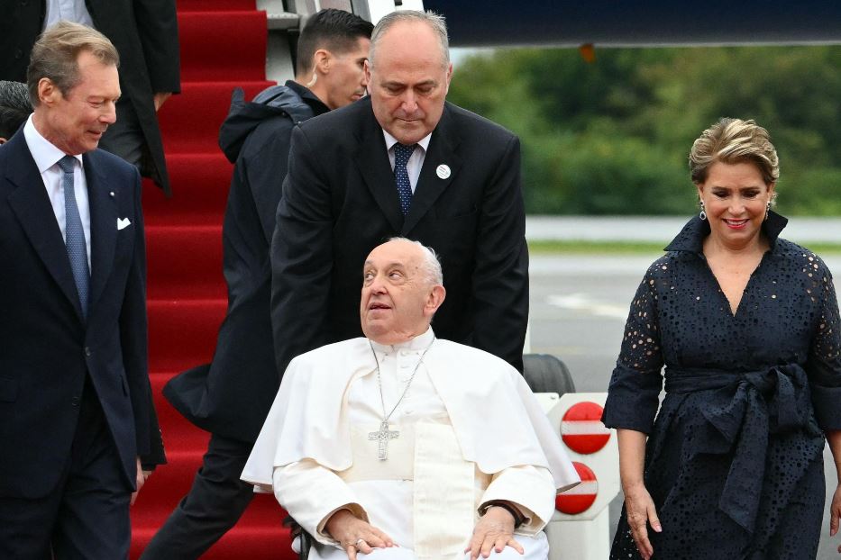 Il Papa all'arrivo in Lussemburgo