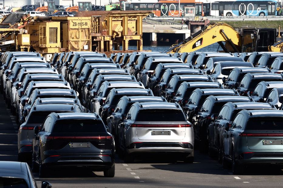 Auto elettriche della società Xpeng stoccate nel porto di Zeebrugge, in Belgio