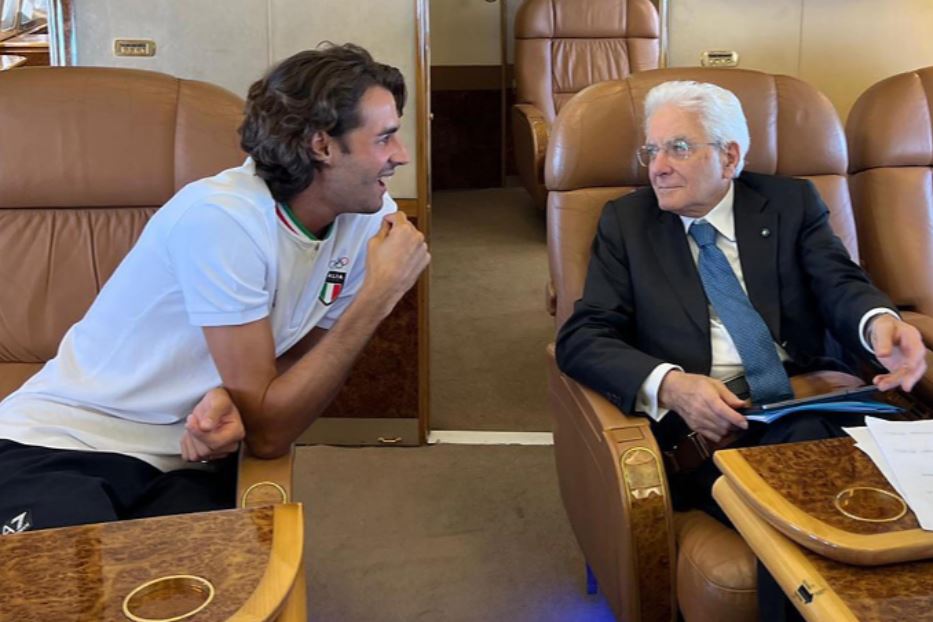 Il presidente della Repubblica Sergio Mattarella in aereo con il portabandiera Gianmarco Tamberi
