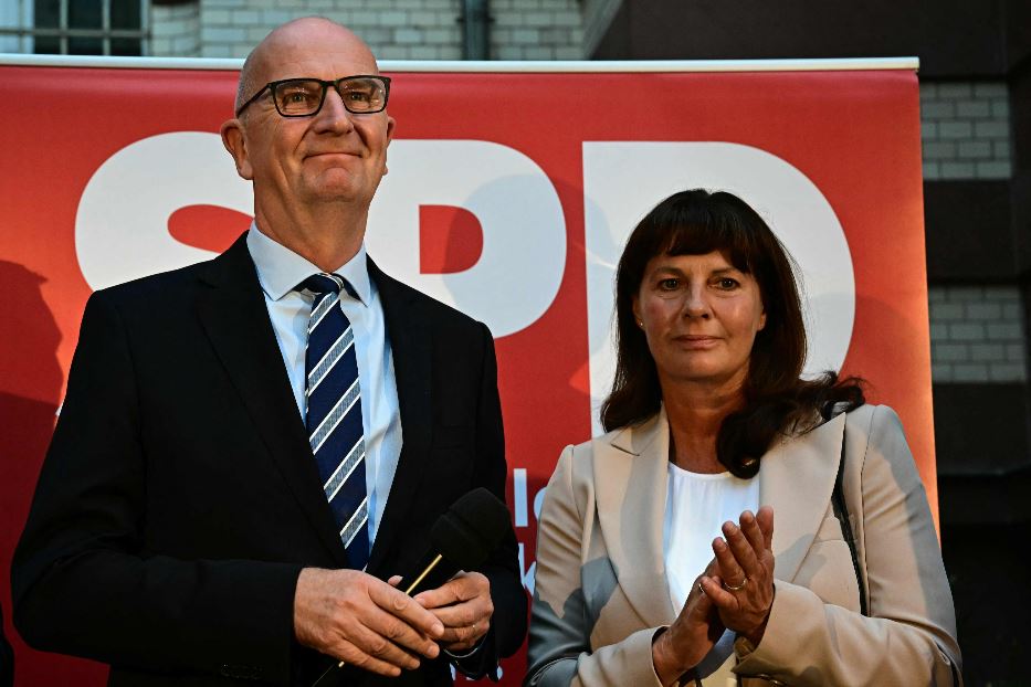 Il premier dello Stato di Brandeburgo e candidato principale della Spd, Dietmar Woidke, e sua moglie Susanne, dopo la pubblicazione degli exit poll