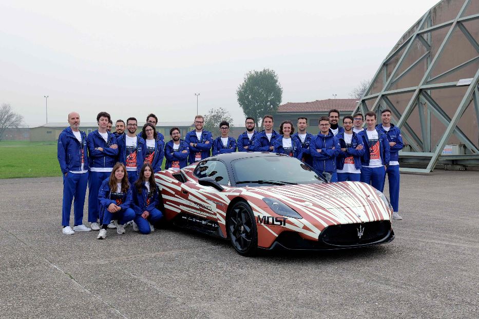 Il team del Politecnico con la Maserati a guida autonoma