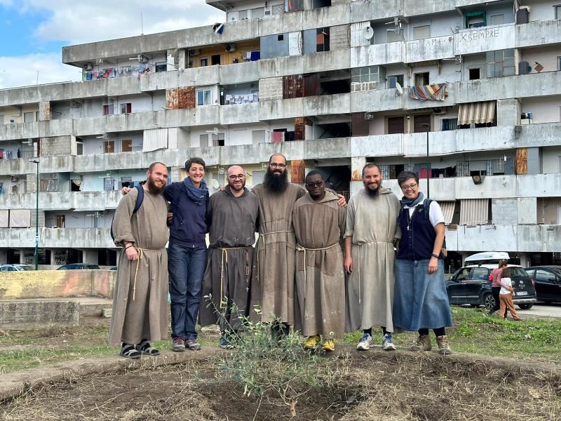 I «frati dei vagoni» vivono la radicalità francescana a Napoli