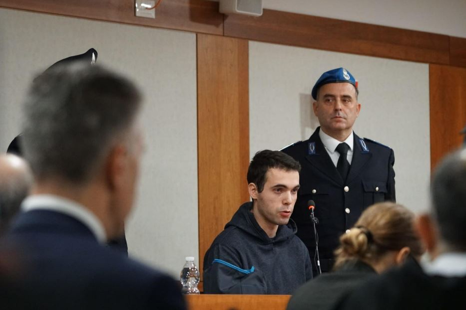 Filippo Turetta durante l'interrogatorio. In primo piano, di spalle, Gino Cecchettin