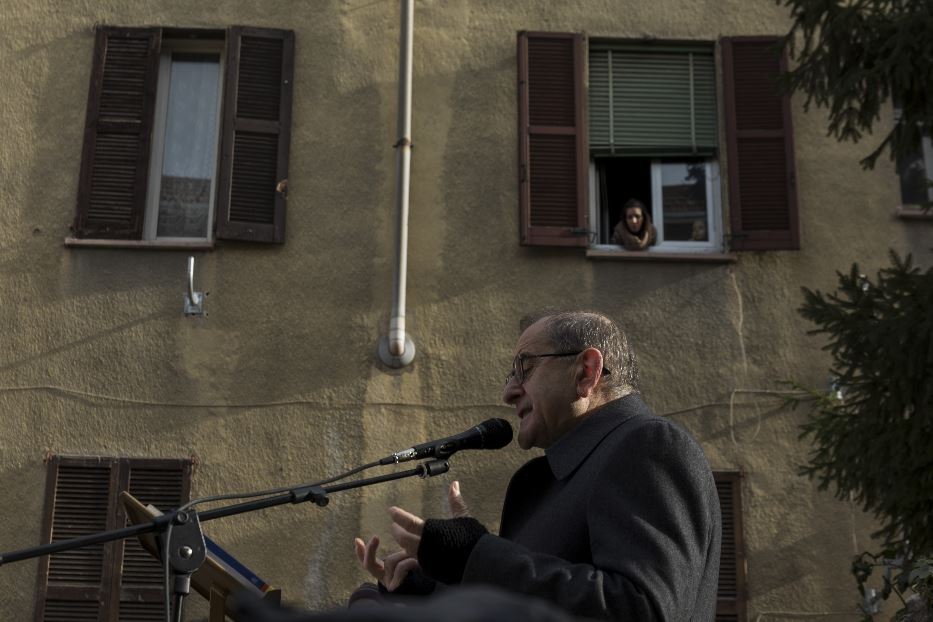 L’arcivescovo di Milano, Mario Delpini, in visita alle case popolari del Giambellino, quartiere alla periferia della città, dove ha pregato con gli abitanti e ha visitato i loro alloggi