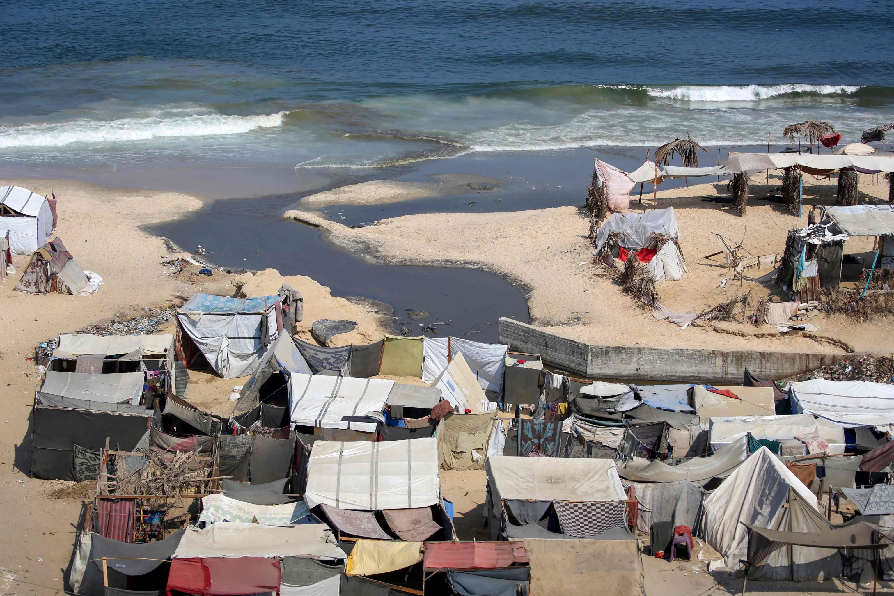 Un accampamento di sfollati sulla costa di Deir al-Balah, nella parte centrale della Striscia