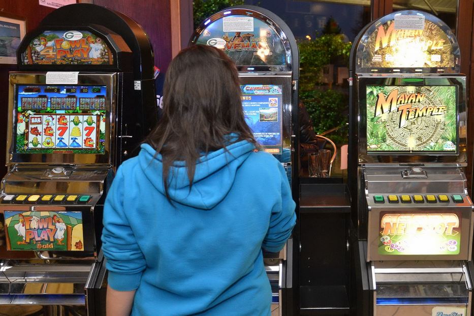 Una ragazza gioca alle slot machine