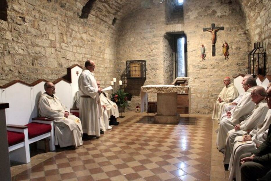 Una celebrazione della Fraternità Jesus Caritas nell'abbazia di Sassovivo