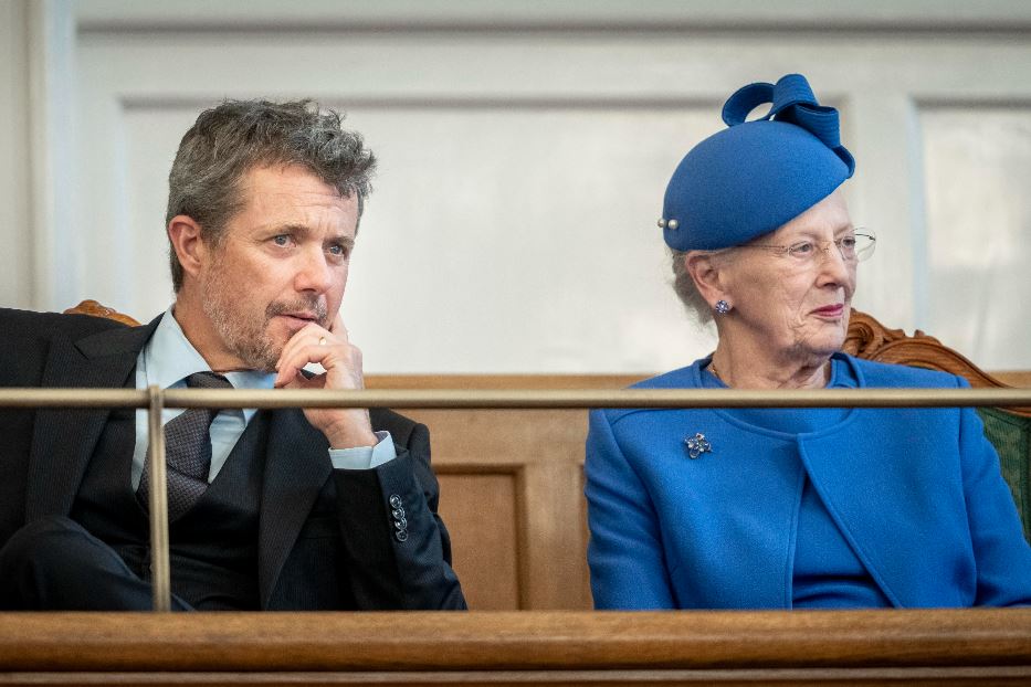 La regina Margrethe II di Danimarca con il figlio, il principe Frederik che le succederà al trono