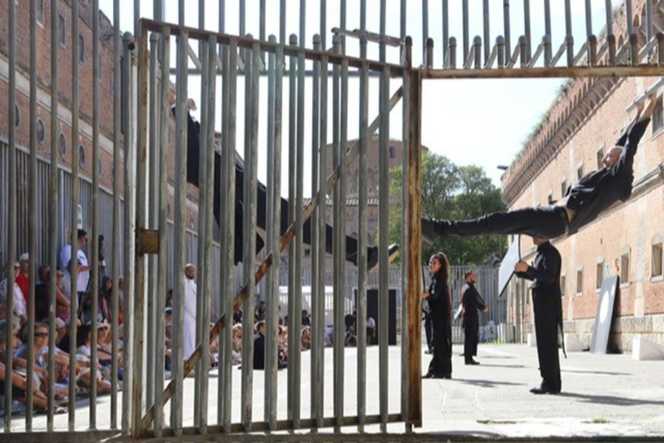 Una scena del documentario “Qui è altrove” di Gianfranco Pannone che racconta il progetto “Per Aspera ad Astra” di Armando Punzo nel carcere di Volterra