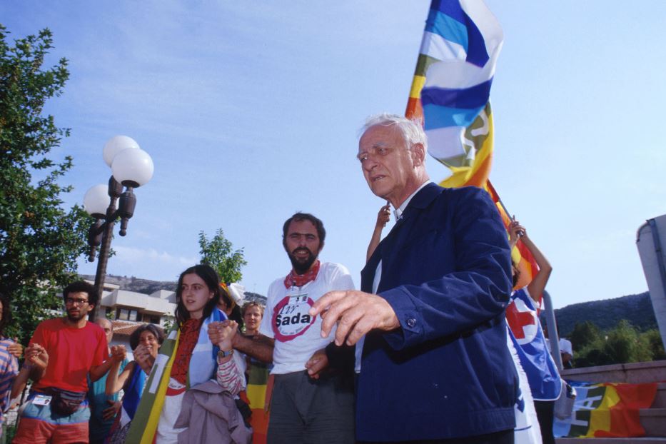 Il vescovo Luigi Bettazzi a Mostar nel corso di una manifestazione per la pace