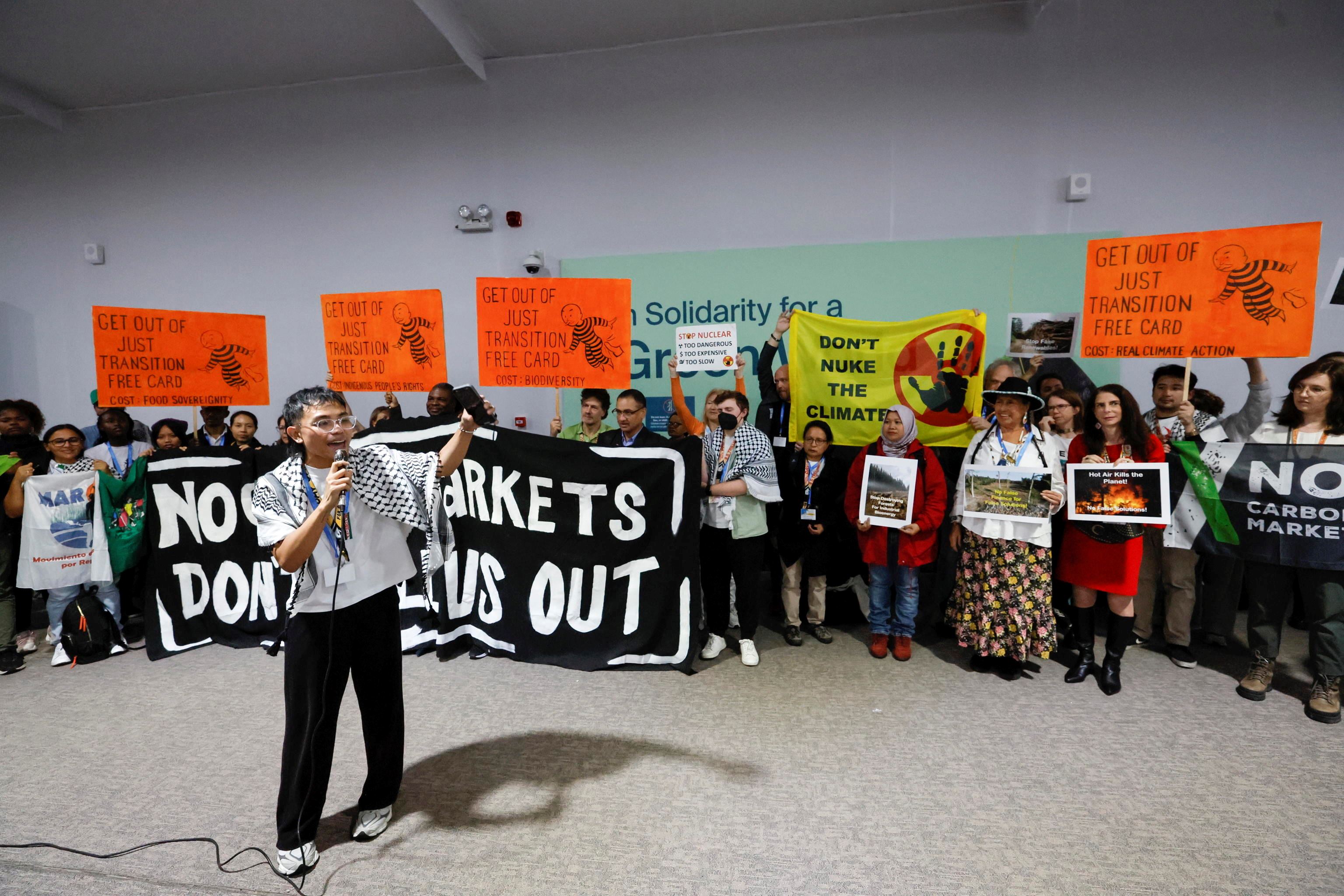 La protesta degli attivisti ambientali a margine dei lavori della Cop29 in corso a Baku in Azerbaigian: ieri si è conclusa la fase ad “alto livello” con la presenza, scarsa, dei leader internazionali