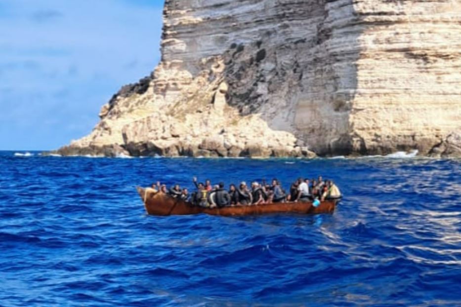 Il barchino dei migranti fotografato dai turisti prima del naufragio