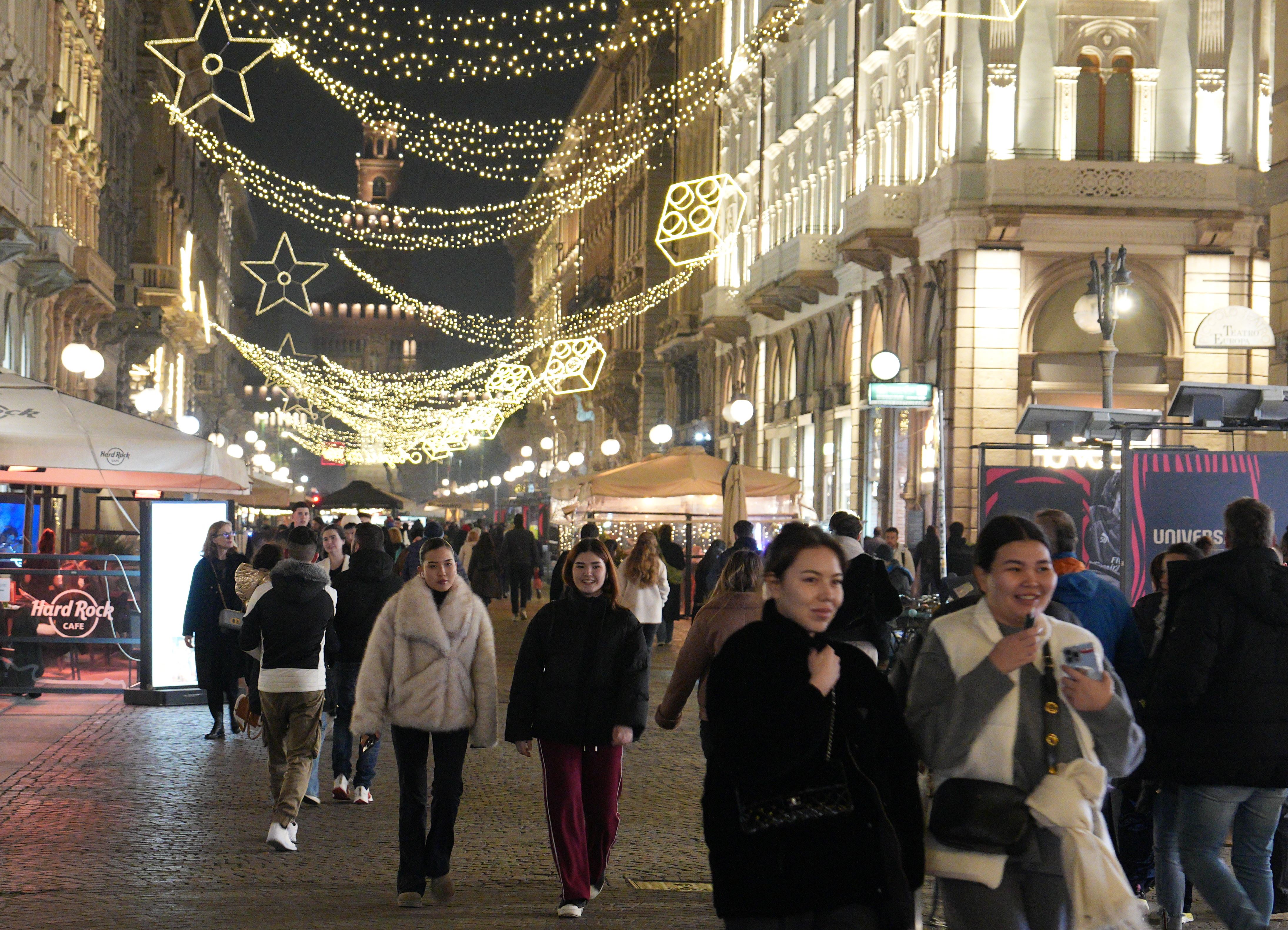 Via Dante a Milano piena di turisti e luminarie: le spese per il Natale sono già iniziate