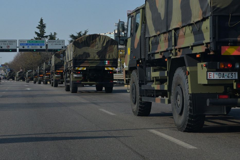 La fila dei camion dell'Esercito che trasporta le bare delle vittime di Covid a Bergamo, nel marzo del 2020