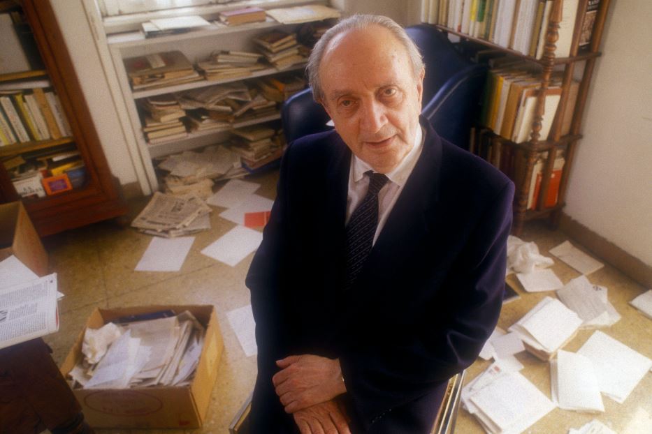 Augusto Del Noce nella sua casa nel 1987