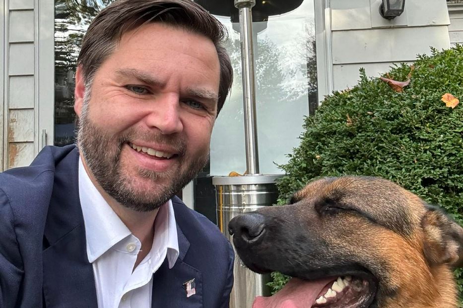 J.D.Vance con il suo cane