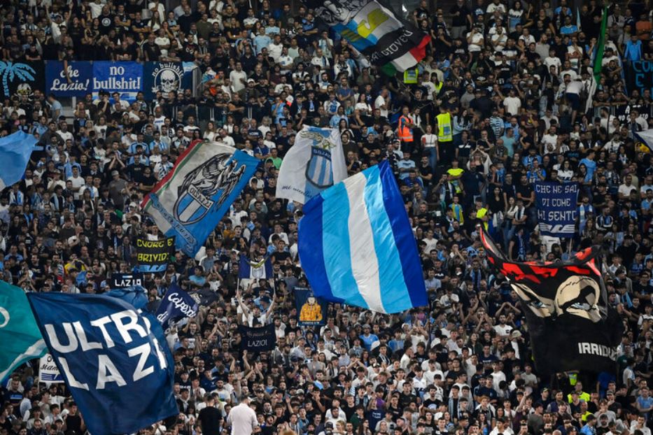 La curva dei tifosi laziali