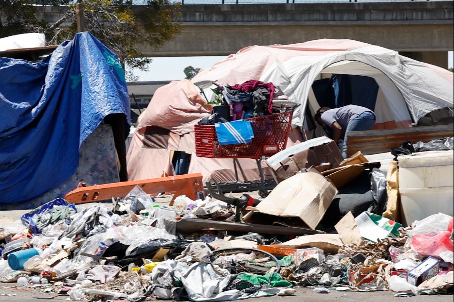 Senzatetto accampati alla periferia di Oukland in California