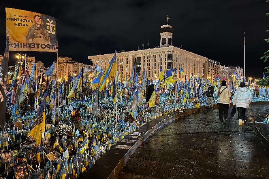 A Maidan, la piazza principale di Kiev, le bandiere in omaggio ai caduti di guerra