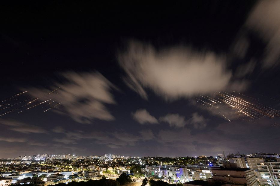 Il sistema di difesa aerea Iron Dome intercetta i missili iraniani sopra Ashkelon