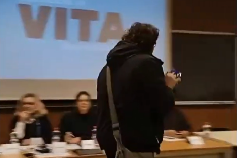 Il convegno bloccato dall'irruzione di un gruppo di studenti dei collettivi