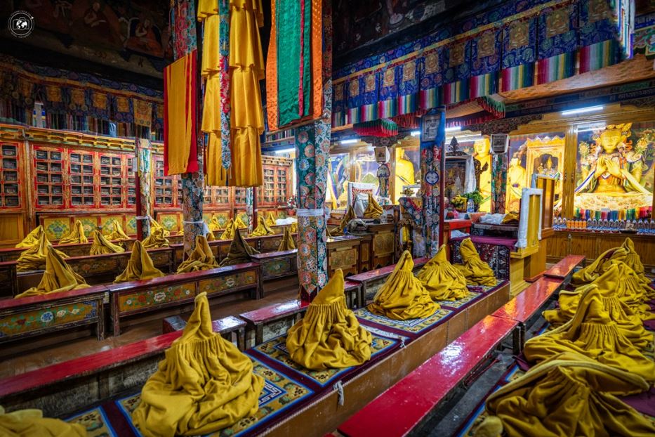 Le pesanti coperte che avvolgono i monaci negli inverni gelidi del Ladakh - © Stefano Tiozzo