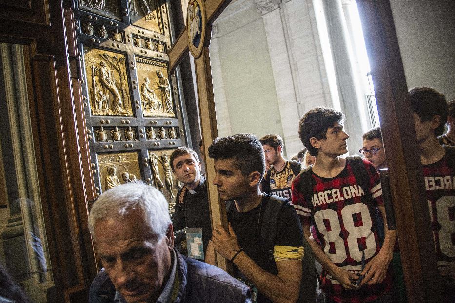 La Porta Santa della Basilica di San Pietro attraversata dai pellegrini durante il Giubileo della Misericordia nel 2016