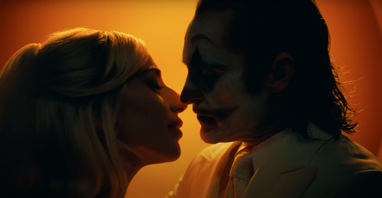 Il Joker Arthur Fleck (Joaquin Phoenix) e la psicotica bugiarda Harley Queen (Lady Gaga)