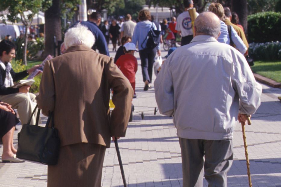 Invecchiare insieme: lui sta benone, lei meno. Perché?