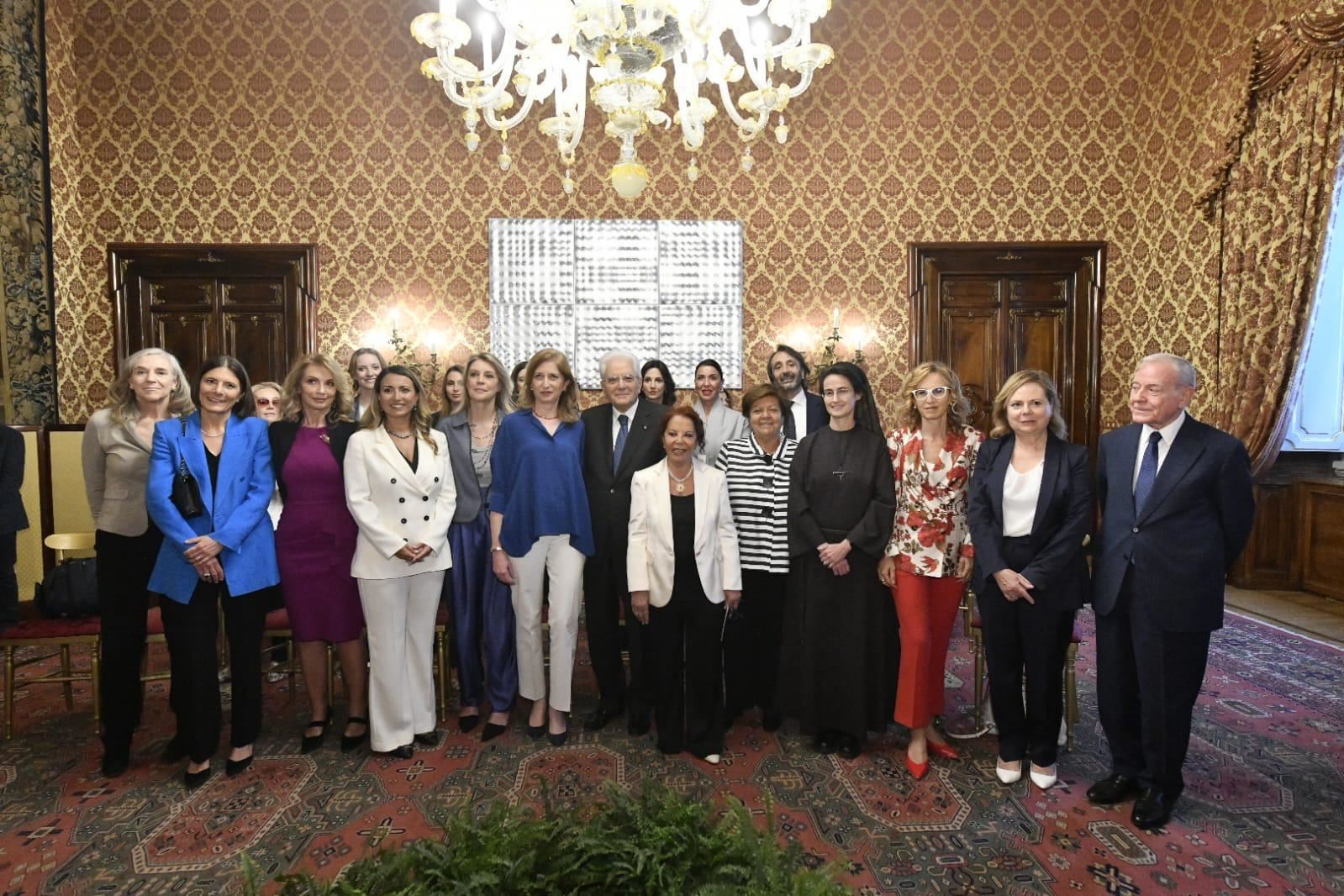 Il presidente Mattarella con le vincitrici del premio Bellisario 2024