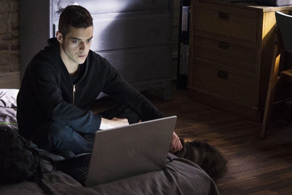 Rami Malek nella serie "Mr. Robot"