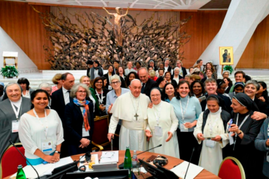 Il papa con alcune donne partecipati all'Assemblea sinodale (2023)