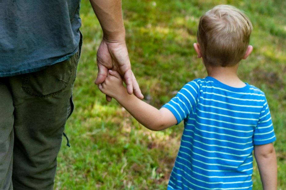 Un bimbo e il suo papà affidatario