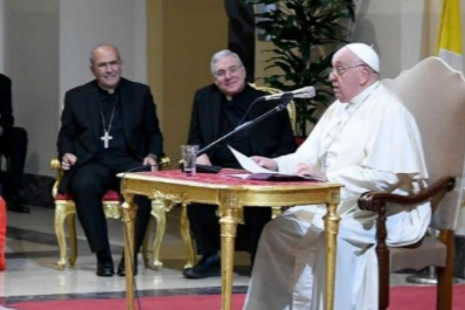 Un momento dell'intervento del Pontefice alla Gregoriana. Alla presenza di due ex professori i cardinali gesuiti Ghirlanda e Ladaria