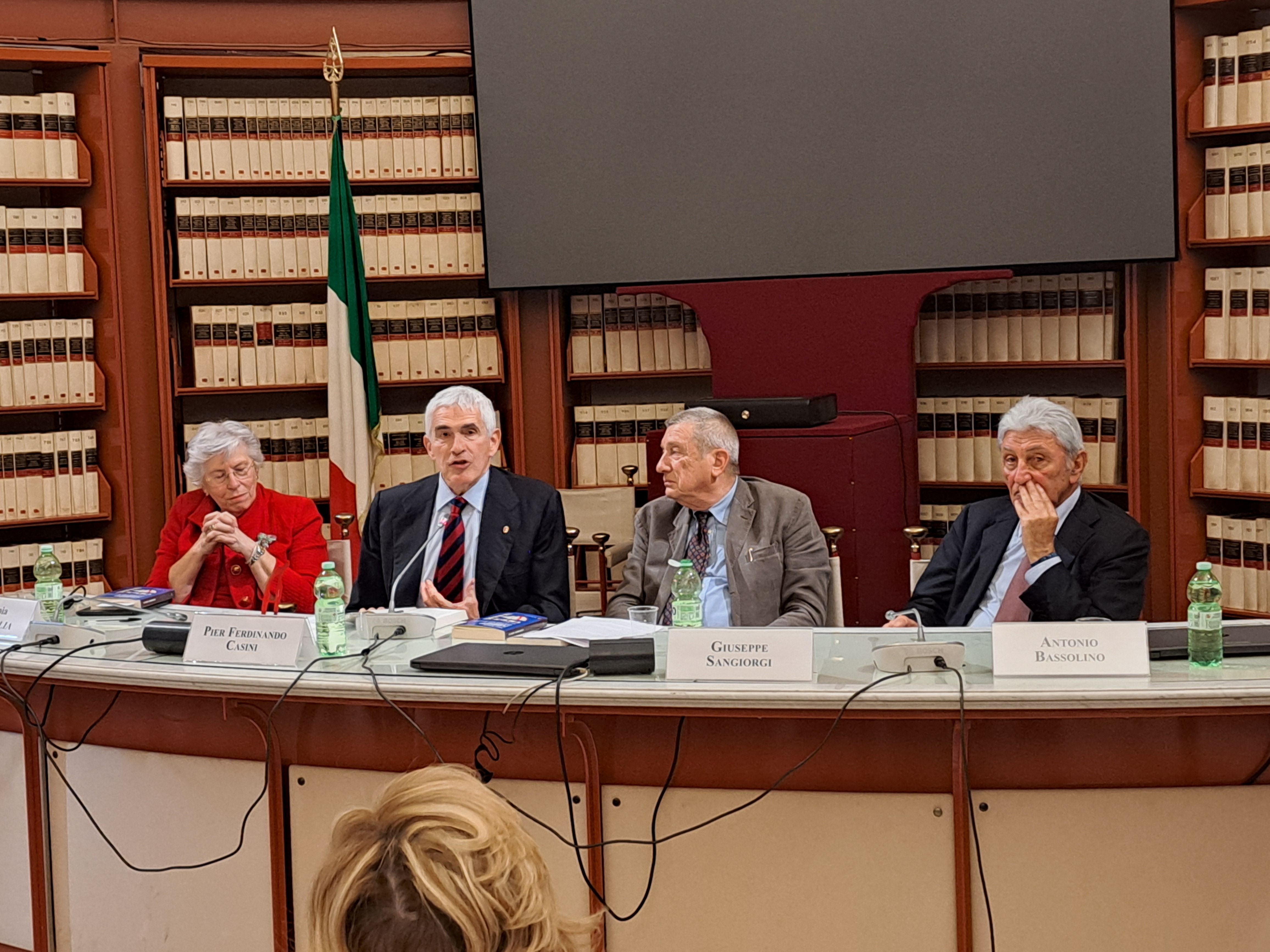 Maria Pia Garavaglia, Pier Ferdinando Casini, Giuseppe Sangiorgi e Antonio Bassolino alla presentazione del libro