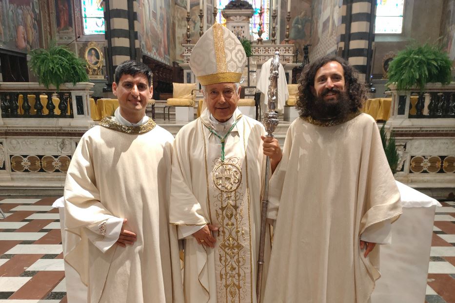 L'ex carabiniere Michele Di Stefano (a sinistra) e l'ex chitarrista punk Giulio Vannucci (a destra) sono stati ordinati preti dal vescovo di Prato, Giovanni Nerbini (al centro)