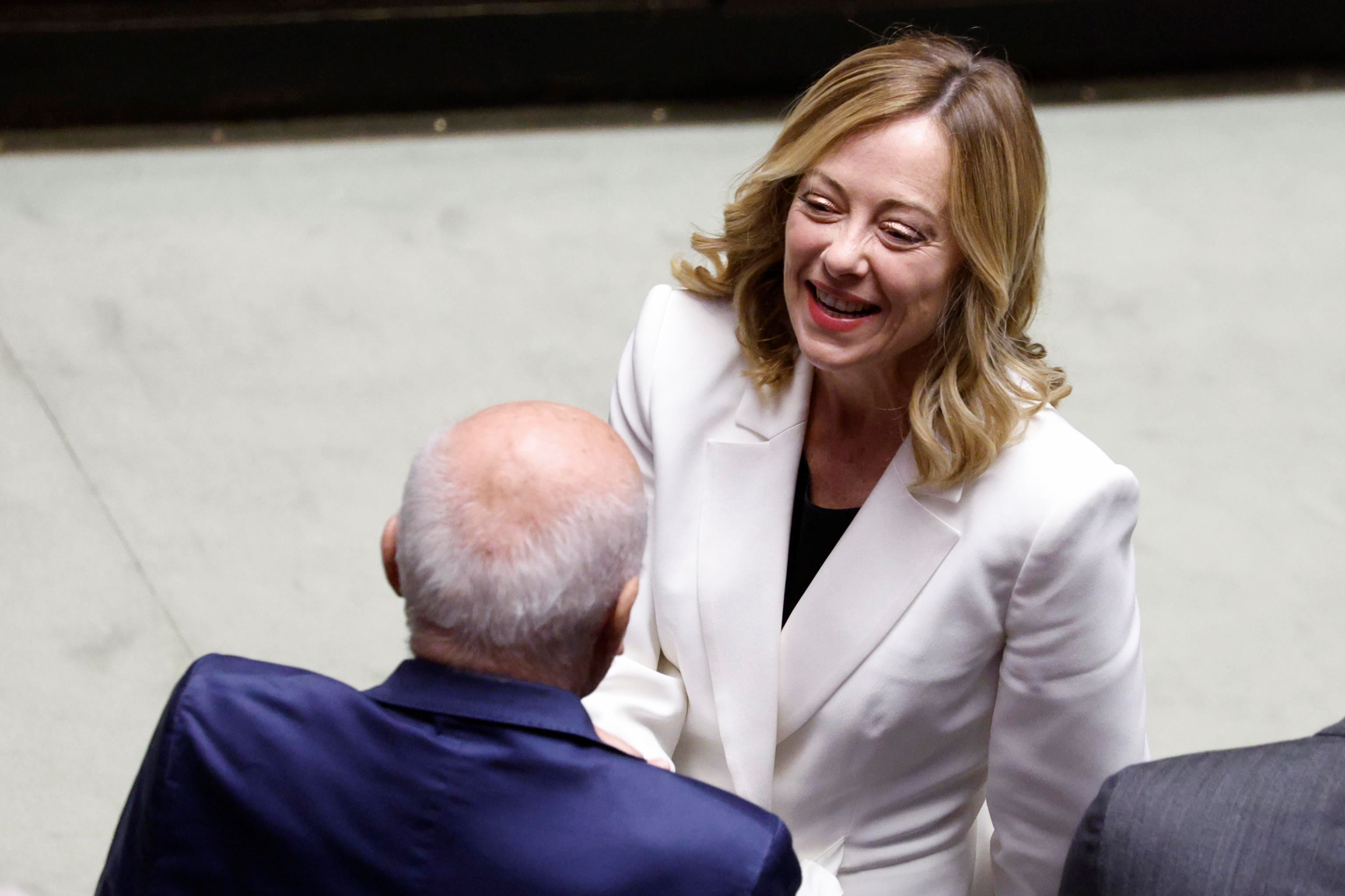 Giorgia Meloni parla a Montecitorio con l'ex presidente della Camera, Fausto Bertinotti
