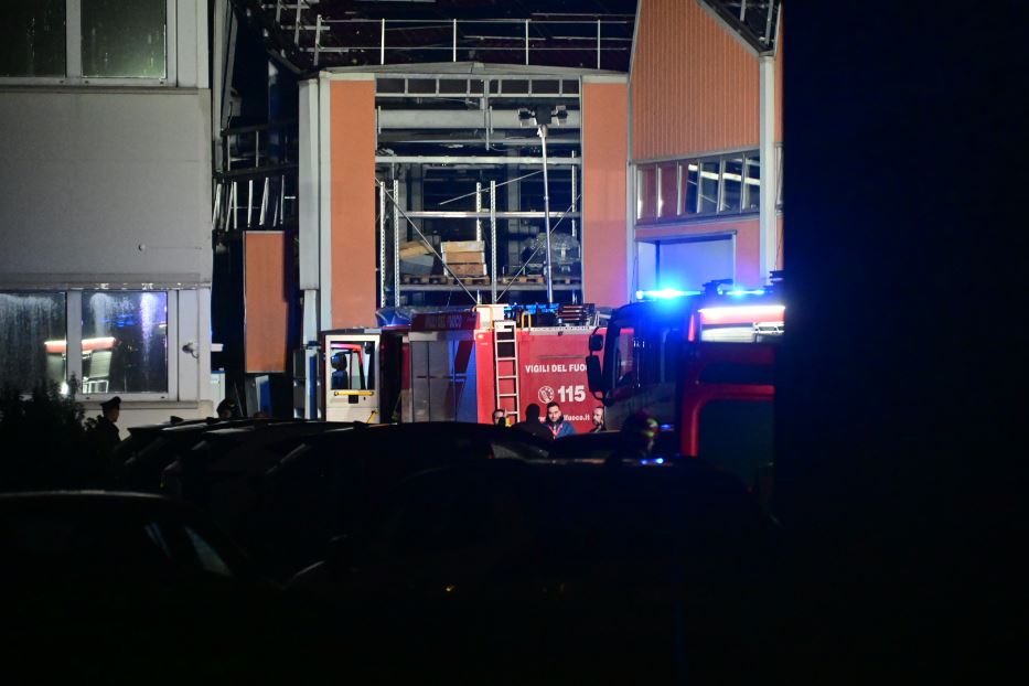 Vigili del fuoco nello stabilimento saltato in aria a Bologna