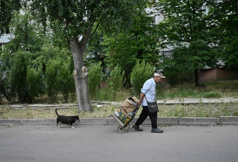 Un anziano per strada a Kherson: la speranza è una controffensiva per cacciare i russi